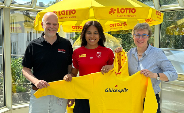 Athletenbetreuung: Laura Raquel Müller bei der Vertragsunterzeichnung mit Lotto BW